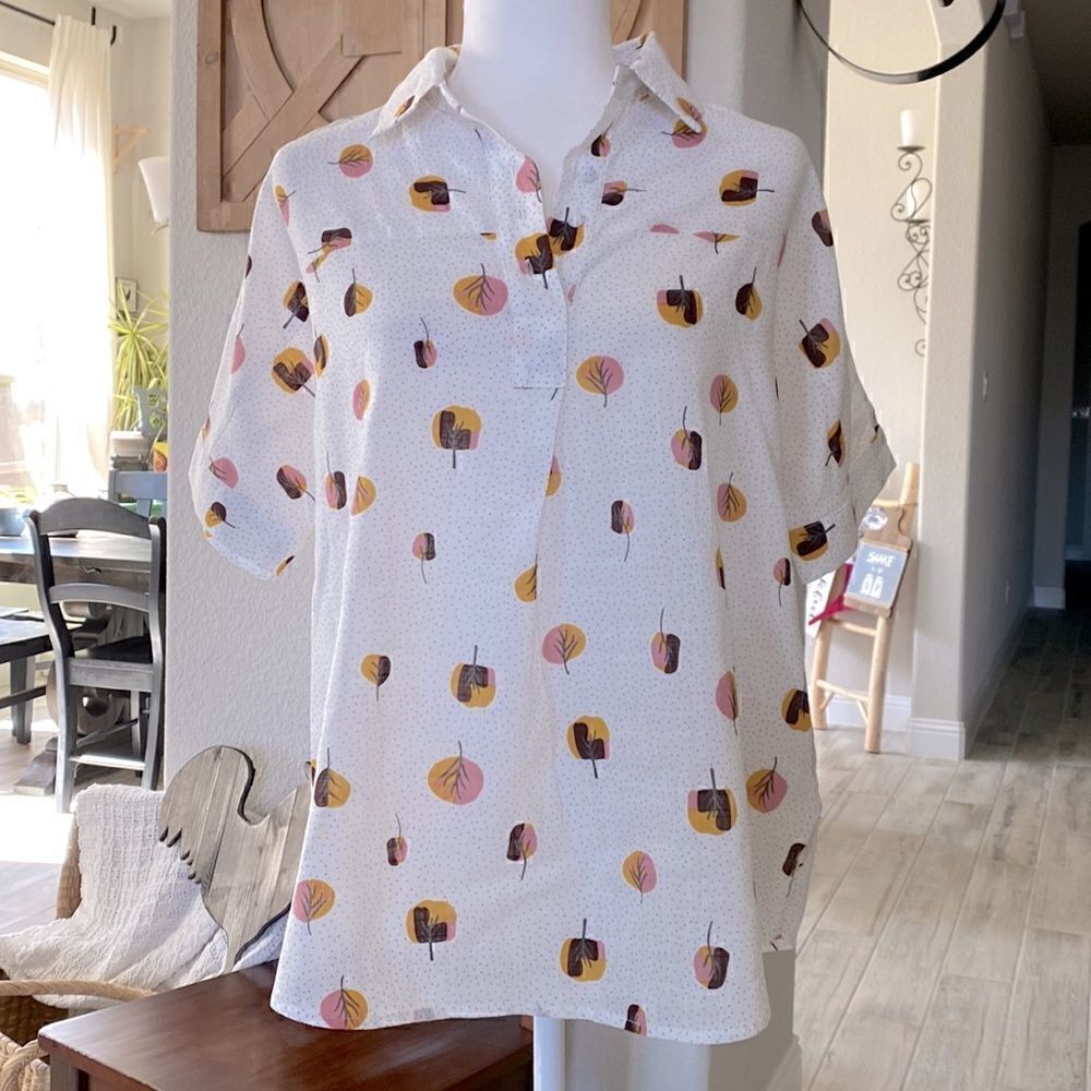 NWOT Hailey & Co Short Sleeve Collar Button Down Polka Dot Leaves/Trees Button S